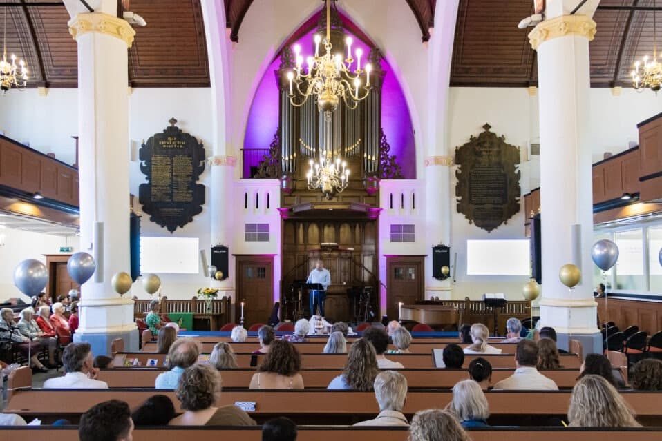 Binnenzijde van de kerk in IJsselmonde